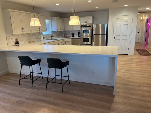 Microwave, oven, stovetop, dishwasher - Charming 2-bedroom ranch house in brilliant Scottsdale with AC/ (Scottsdale)