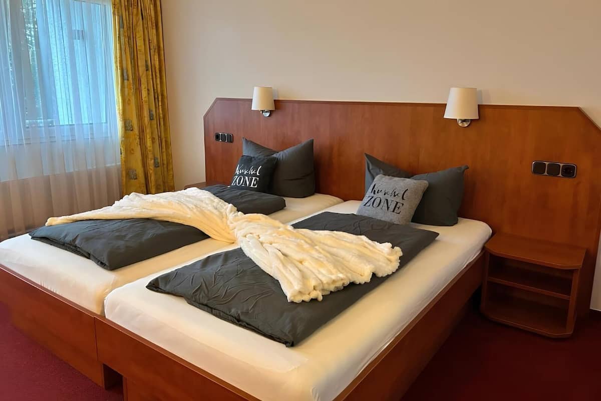 Comfort-Doppelzimmer, Parkblick | Select-Comfort-Betten, Zimmersafe, laptopgeeigneter Arbeitsplatz