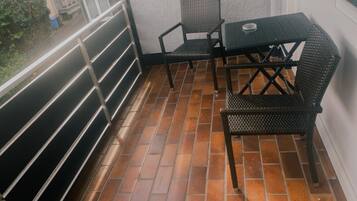 Phòng đôi tiện nghi đơn giản, quang cảnh công viên | Hiên