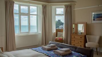 5 bedrooms, desk, WiFi, bed sheets