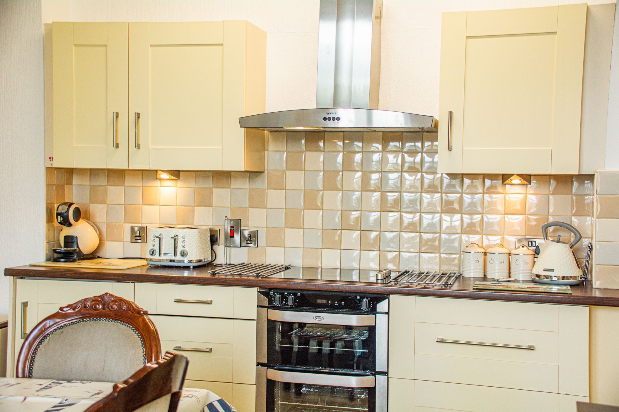 Kühlschrank, Mikrowelle, Toaster, Esstisch