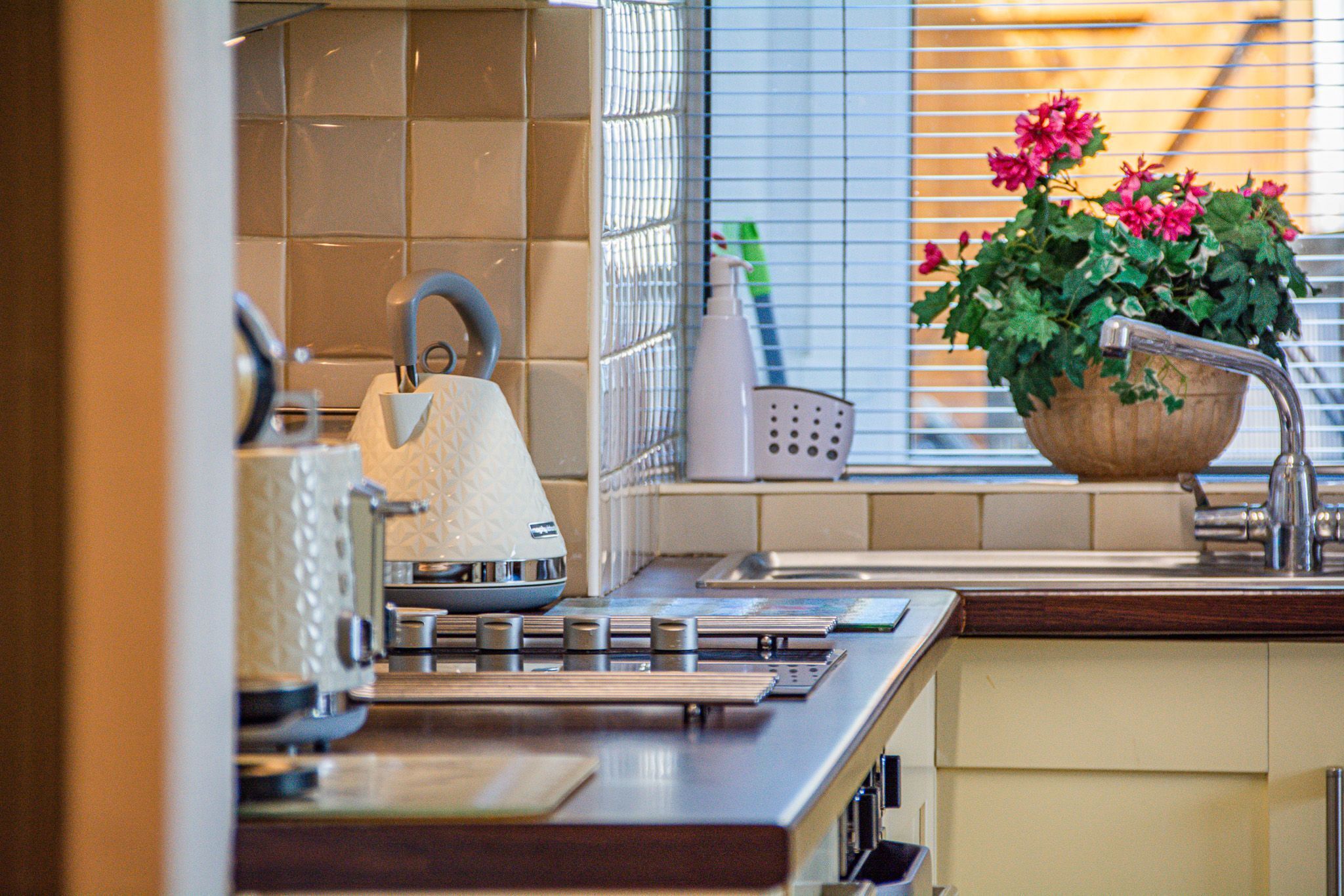 Kylskåp, mikrovågsugn, brödrost och matbord