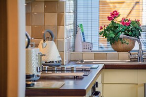 Fridge, microwave, toaster, dining tables - Llety - sleeps 2 guests  in 1 bedroom (Criccieth)