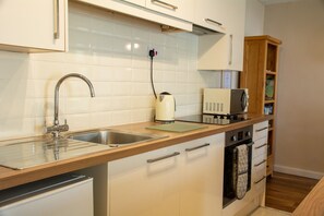 雪櫃、微波爐、多士爐、餐桌