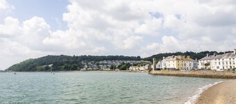 Puffin Cottage - sleeps 6 guests  in 3 bedrooms