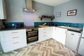 Réfrigérateur, grille-pain, tables à manger