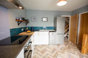 Réfrigérateur, grille-pain, tables à manger