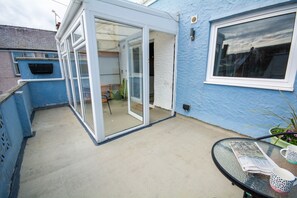 Outdoor dining - Puffin Cottage - sleeps 6 guests  in 3 bedrooms (Beaumaris)