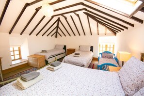 2 عدّة غرف نوم وواي فاي وملاءات أسرّة