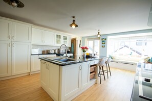 Kjøleskap, mikrobølgeovn, brødrister og spisebord