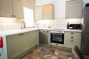 Fridge, microwave, toaster - Coach House - sleeps 6 guests  in 3 bedrooms (Rhosneigr)