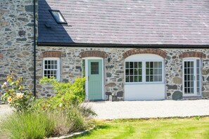 Exterior - Coach House - sleeps 6 guests  in 3 bedrooms (Rhosneigr)