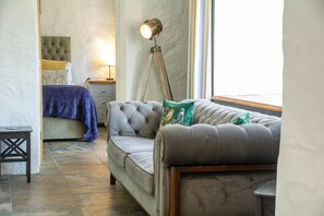 3 bedrooms, WiFi, bed sheets - Coach House - sleeps 6 guests  in 3 bedrooms (Rhosneigr)