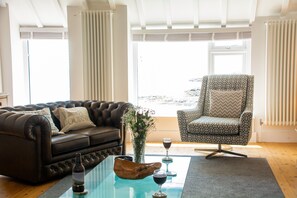 Televisión y chimenea 