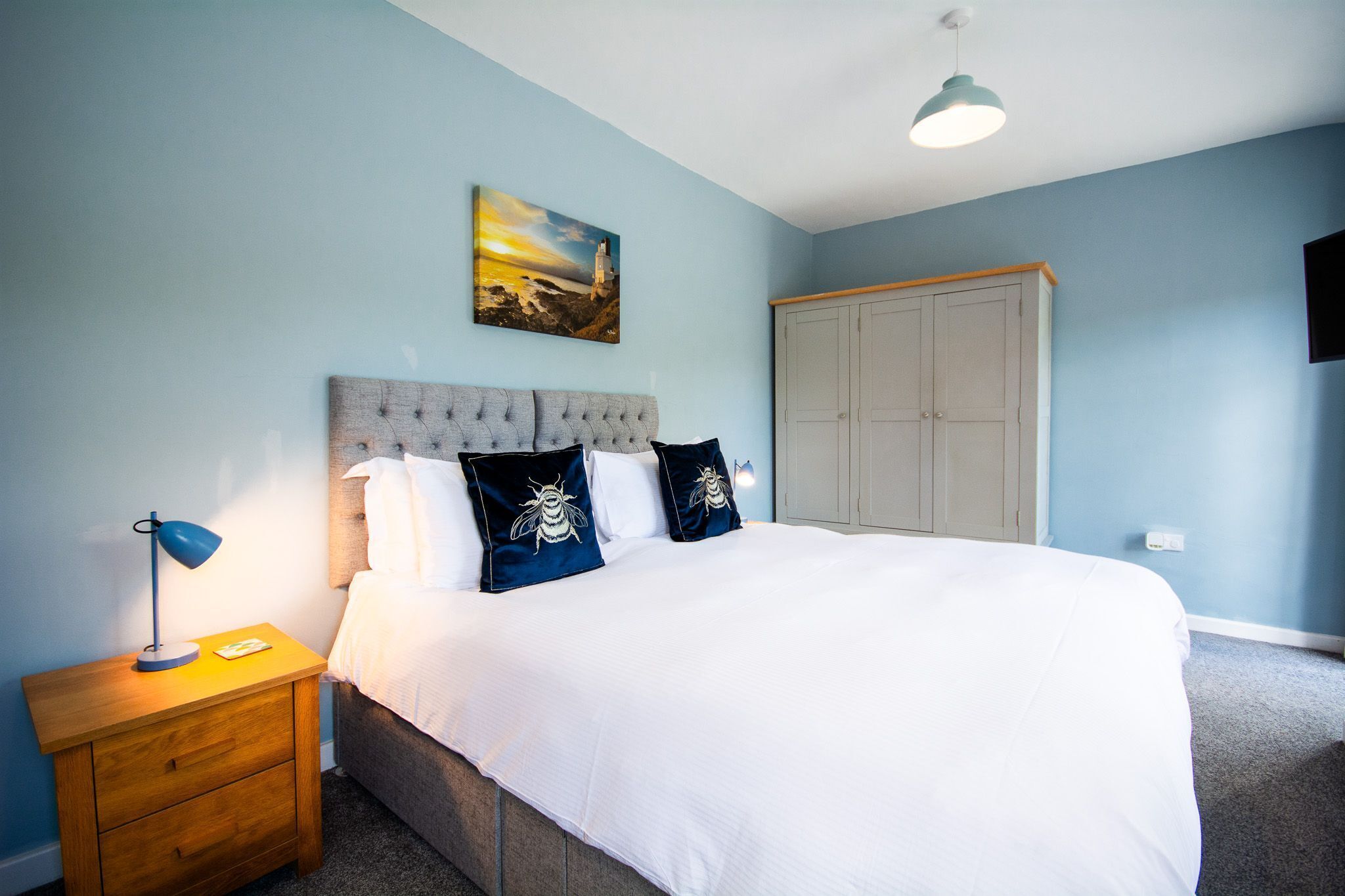 2 bedrooms, desk, WiFi, bed sheets