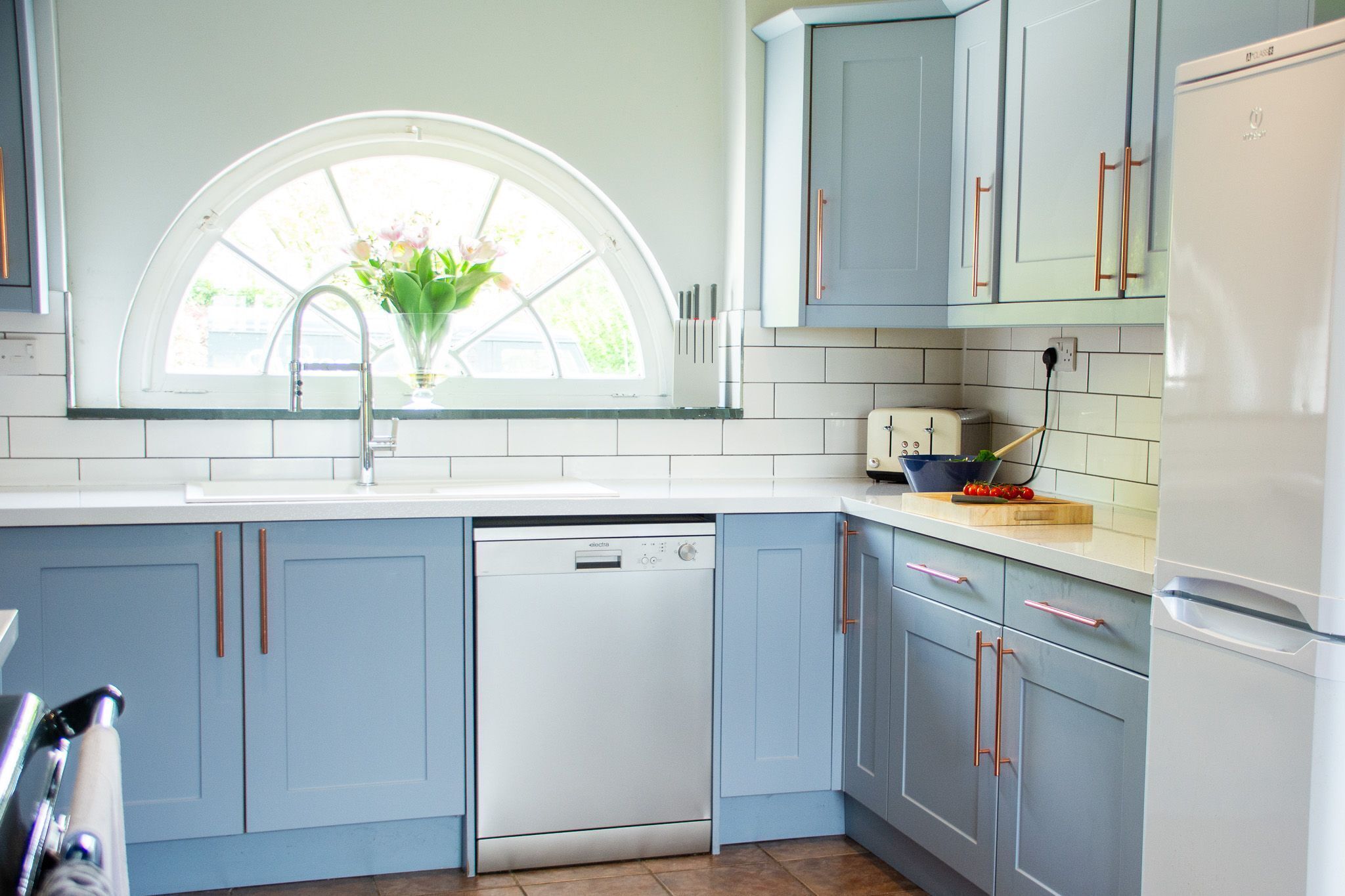 Refrigerador, microondas, tostadora y comedor 