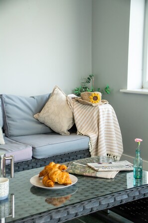 TV, fireplace - Gamekeepers Cottage - sleeps 4 guests  in 2 bedrooms (Rhosneigr)