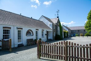 Exterior - Cosy Luxury Cottage - Hot Tub - Private Estate (Rhosneigr)