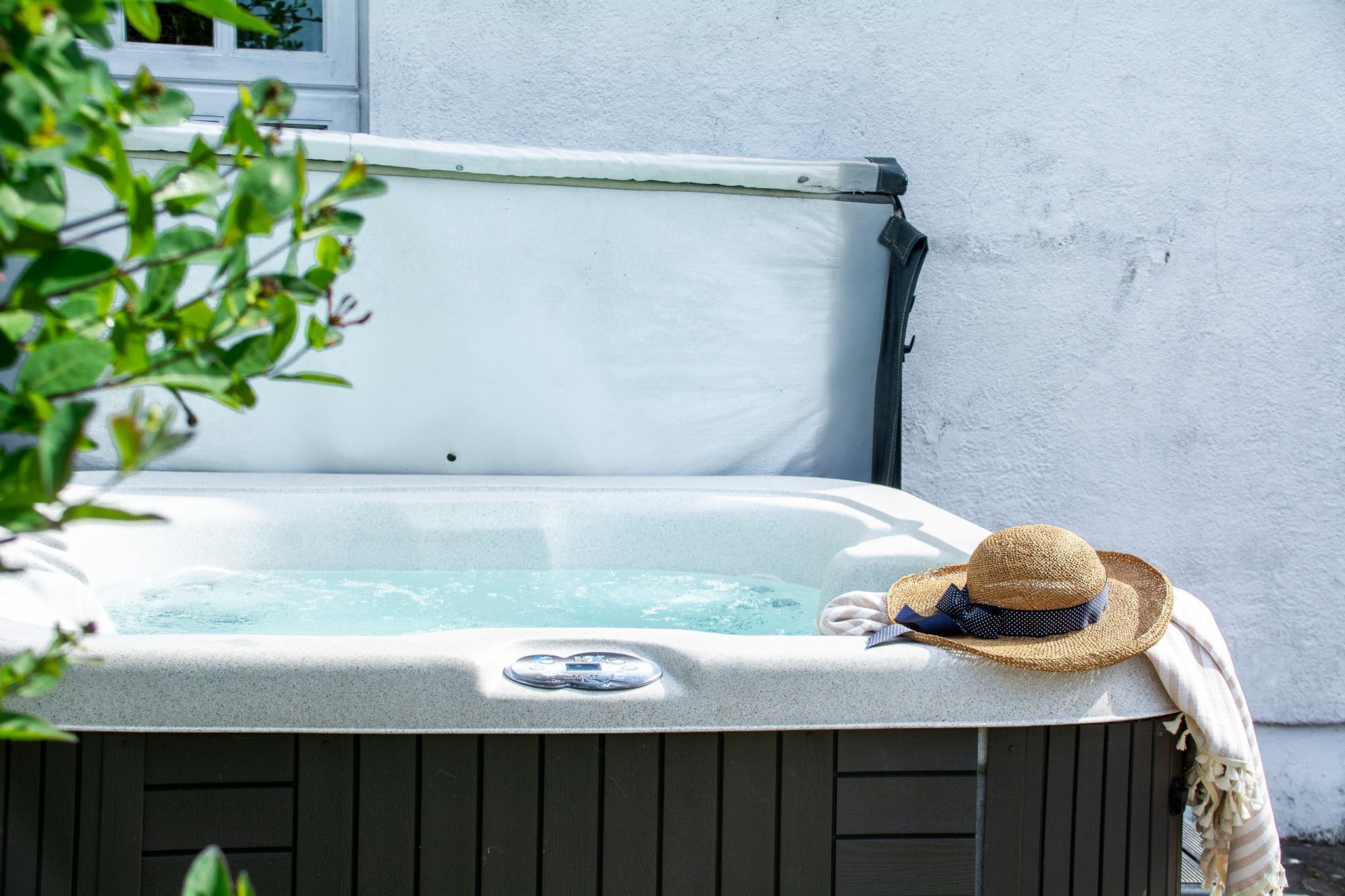 Outdoor spa tub