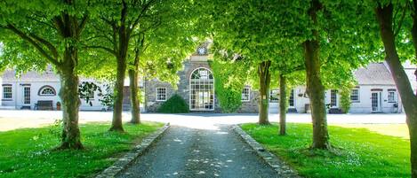 المنطقة المحيطة بالمنشأة