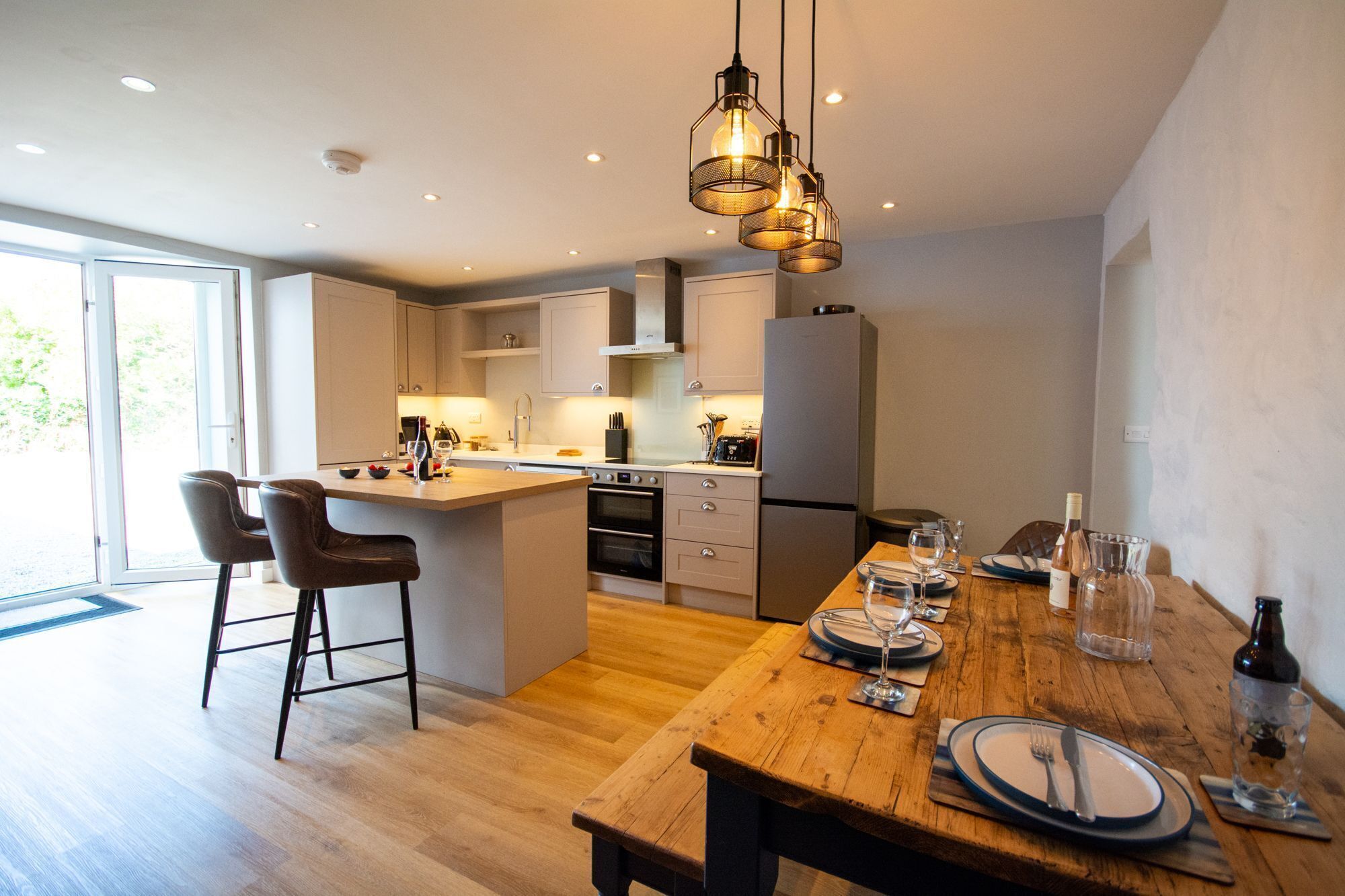 Microondas, tostadora y comedor 