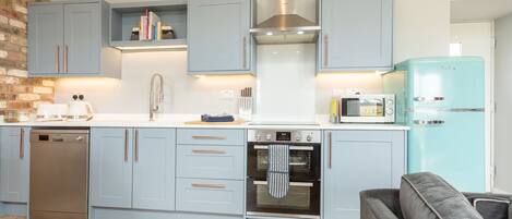 Køleskab, mikrobølgeovn, brødrister