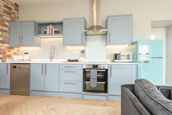 Fridge, microwave, toaster - The Old Dairy - sleeps 4 guests in 2 bedrooms (Rhosneigr)