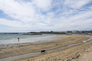 Beach - The Old Dairy - sleeps 4 guests in 2 bedrooms (Rhosneigr)