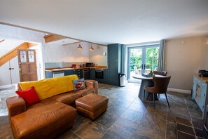 TV - The Hayloft - sleeps 2 guests  in 1 bedroom (Rhosneigr)