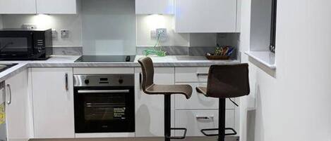 Frigorífico, microondas, horno y placa de cocina