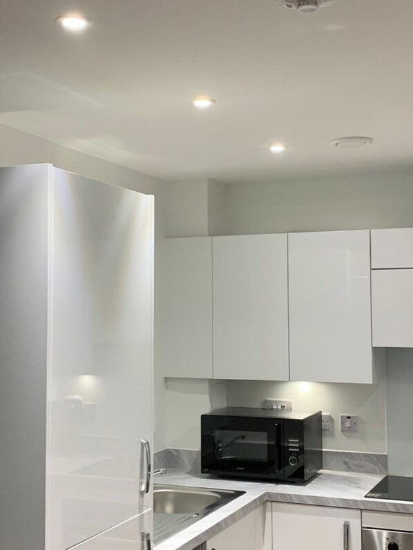 Fridge, microwave, oven, stovetop - Posh 1 Bed Flat-direct Links to Central London (Grays)