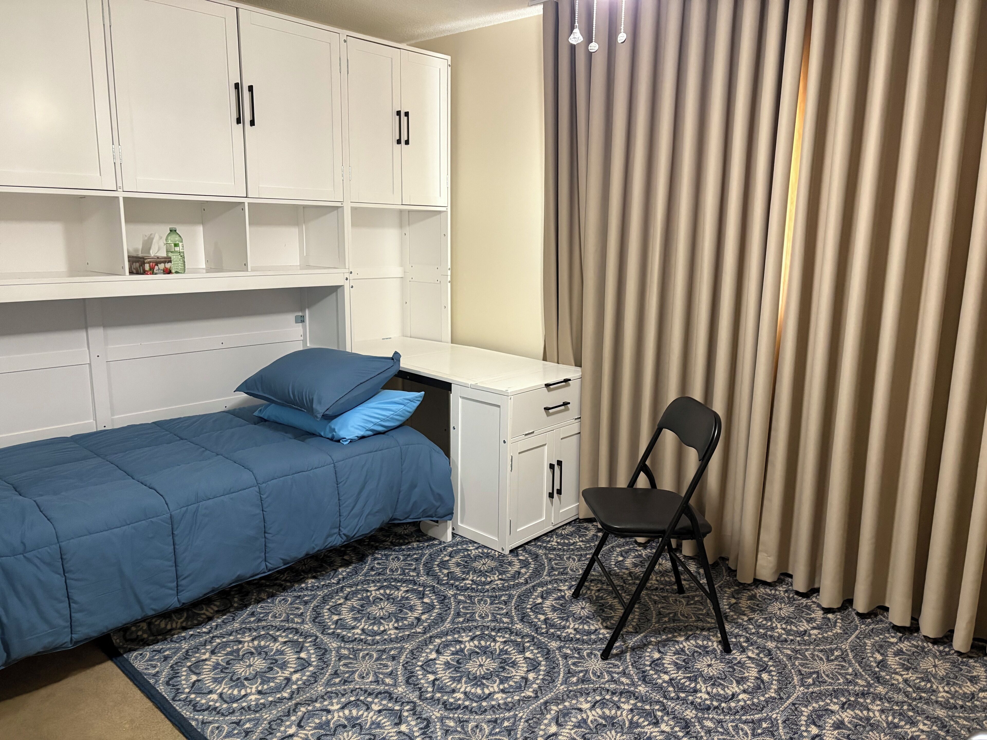 4 dormitorios, tabla de planchar con plancha, ropa de cama