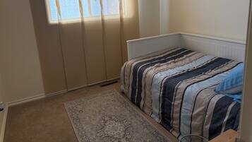 4 dormitoris, planxa i posts de planxar i roba de llit