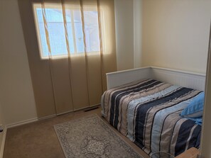 Tabla de planchar con plancha y ropa de cama 