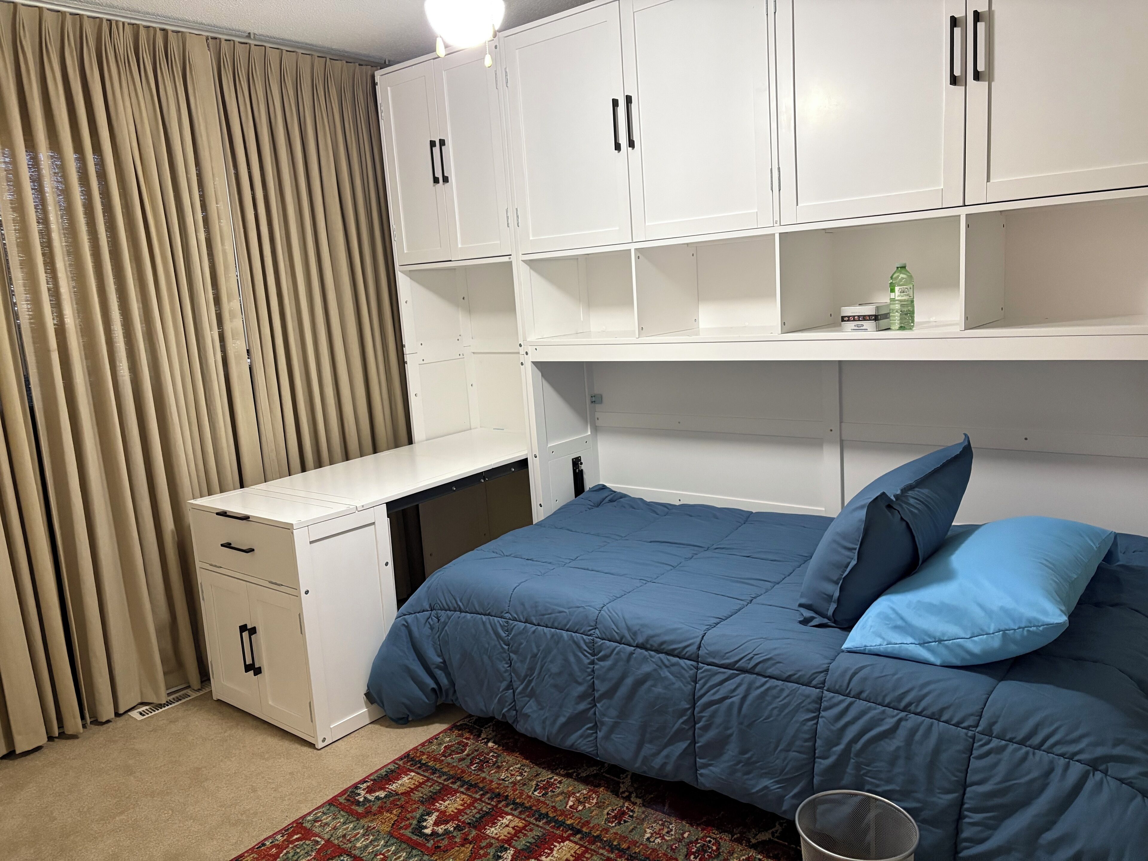 4 dormitorios, tabla de planchar con plancha, ropa de cama