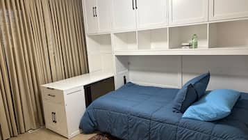 4 dormitoris, planxa i posts de planxar i roba de llit