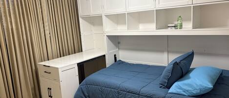 4 dormitoris, planxa i posts de planxar i roba de llit