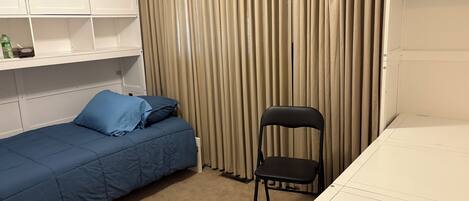 4 bedrooms, iron/ironing board, bed sheets