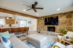 Televisión y chimenea 