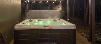 Hot Tub + Game Room: Peaceful Retreat in Evergreen