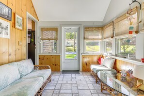 TV, books - 2 Mi to New England Sports Village - Quiet Home (Attleboro)
