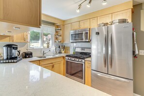 ثلاجة، ميكروويف، موقد طهي مسطح، غسالة أطباق