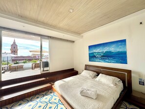 Suite, balcón, vistas a la ciudad | Caja fuerte, wifi gratis, ropa de cama
