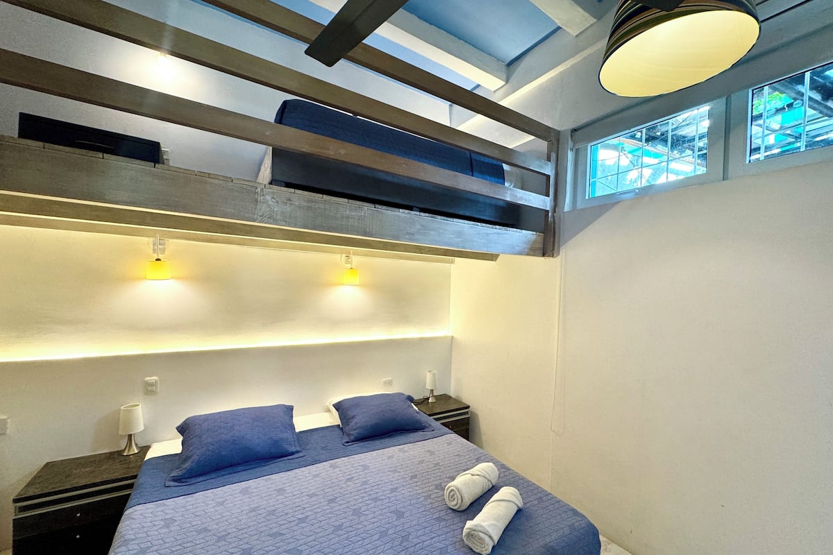 Habitación con 1 cama matrimonial o 2 individuales | Caja de seguridad en la habitación, wifi gratis y ropa de cama