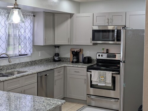 Cozy full house centrally located to main Florida attractions and beaches.