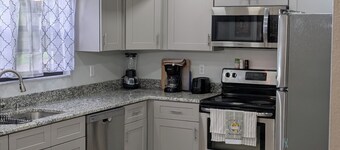 Cozy full house centrally located to main Florida attractions and beaches.