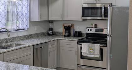 Cozy full house centrally located to main Florida attractions and beaches.