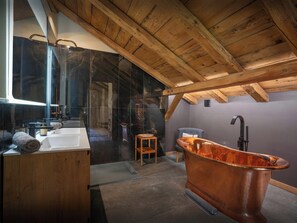 Shower, hair dryer, towels - La Grange Neuve - Rustic charm and modern elegance for 9 - OVO Network (Saint-Jean-d'Aulps)
