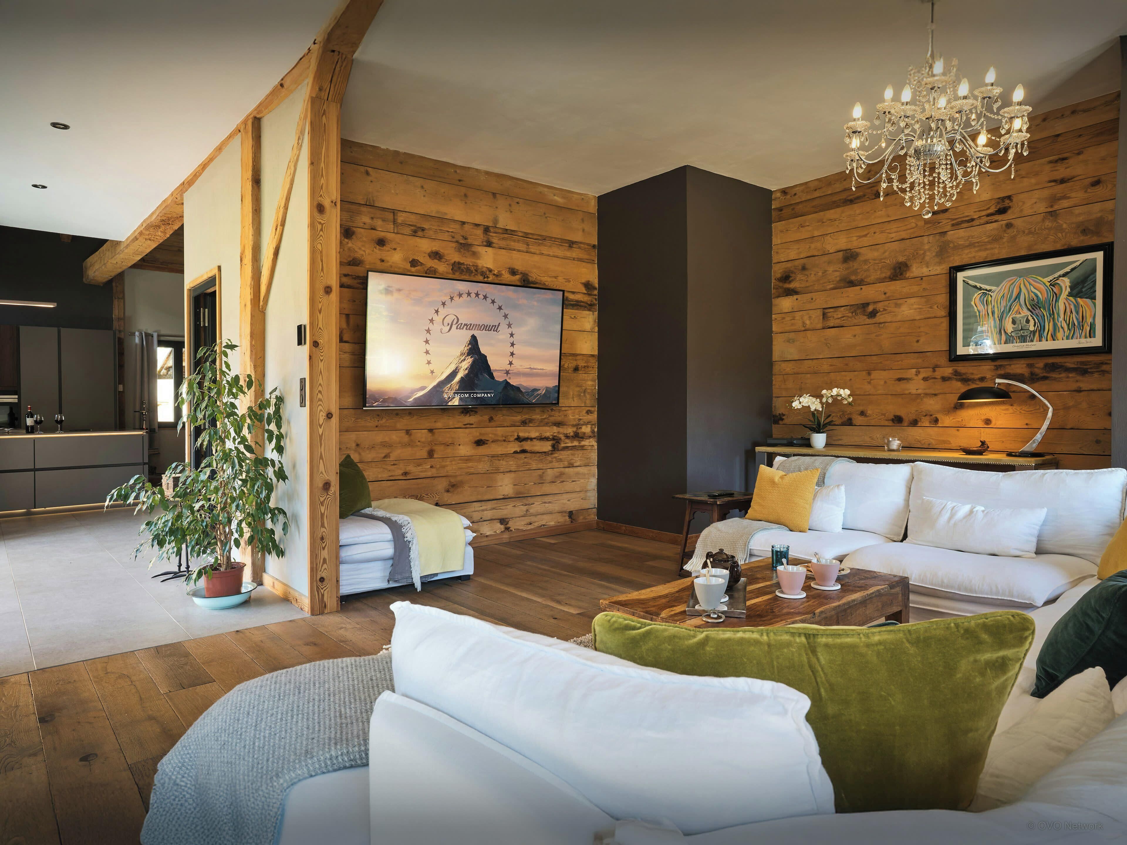 Fernseher, Kamin, Stereoanlage