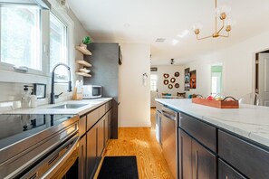 Fridge, microwave, oven, stovetop - NEW: Cozy One Level w/ Hot Tub in Kerhonkson (Kerhonkson)